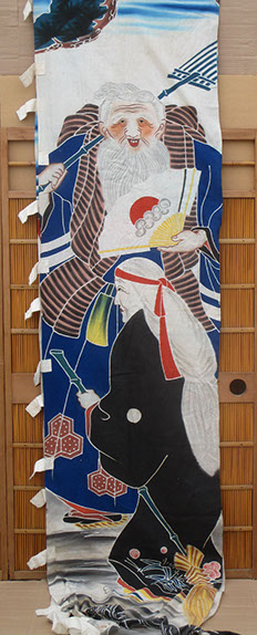 #4202  Very long, colorful Boys Day festival banner (nobori), portraying the old couple Jo and Uba, representing longevity and marital harmony. 