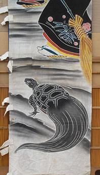 #4202  Very long, colorful Boys Day festival banner (nobori), portraying the old couple Jo and Uba, representing longevity and marital harmony. 