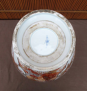 Bottom view - Large Kutani dragon vase, polychromatic enamels, hand painted, antique Japanese porcelain for Japanese gardens, interior design
