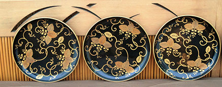 Front view - 6 black lacquer plates, handpainted gold vines; gold maki-e leaves, gold rims, for Japanese interior design, tea ceremony, art 