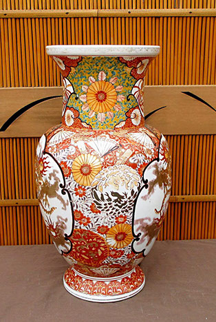 Side view - Large Kutani dragon vase, polychromatic enamels, hand painted, antique Japanese porcelain for Japanese gardens, interior design