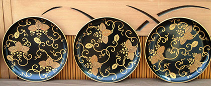 Front view2 - 6 black lacquer plates, handpainted gold vines; gold maki-e leaves, gold rims, for Japanese interior design, tea ceremony, art